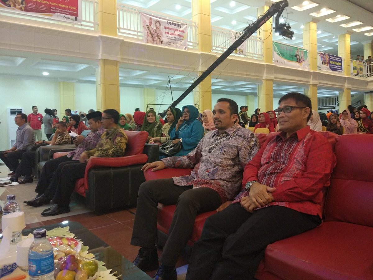 aceh_disbudpar's tweet photo. Kadisbudpar Aceh ikut menghadiri malam Penobatan Duta Wisata Aceh 2016 di Auditorium Harmoni Hotel, Kota Langsa #PDWA2016 #thelightofaceh https://t.co/Evhdiy9nJB