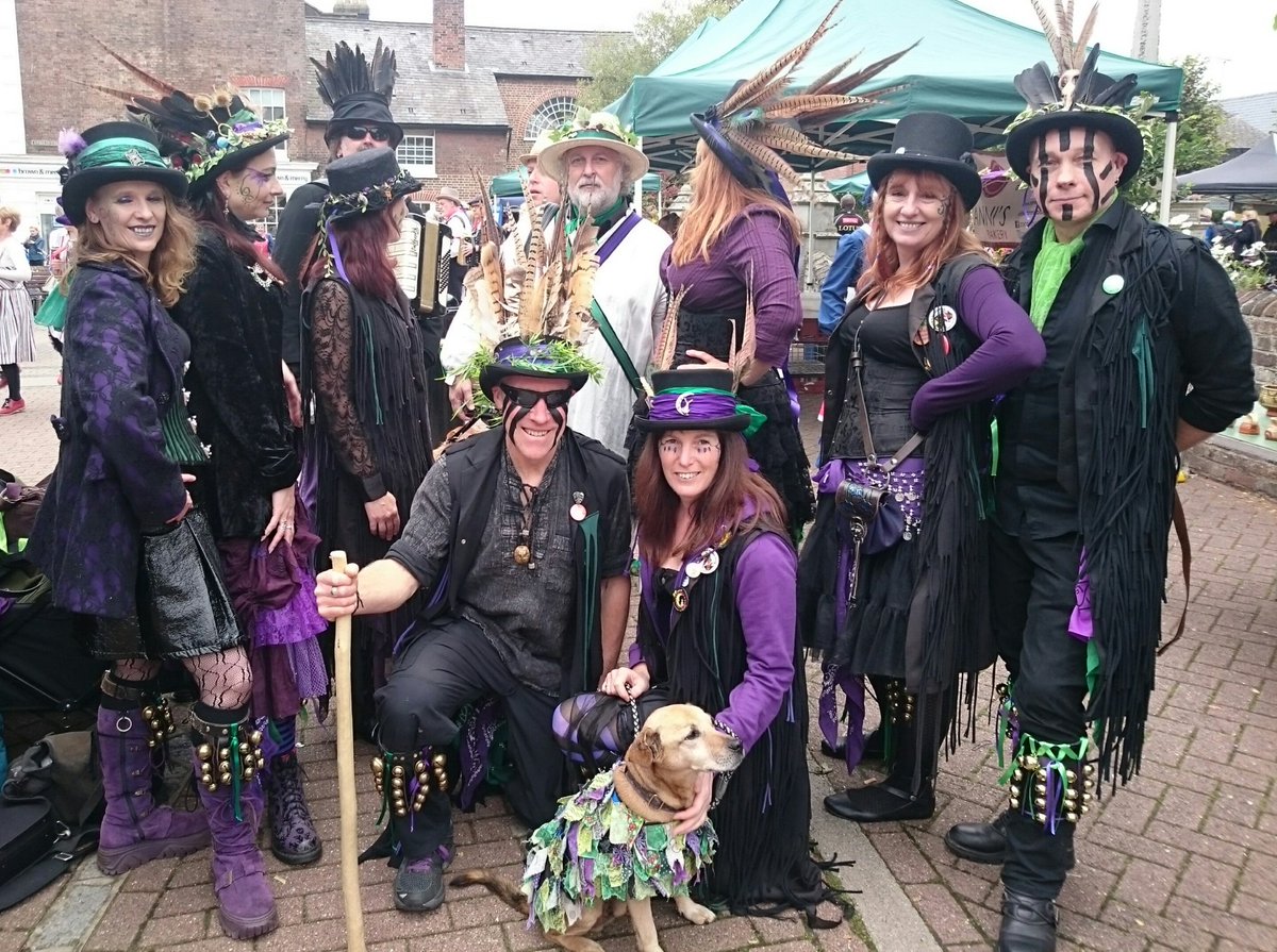 Some fab dancing took place in #Tring today for the Apple Fayre celebrations 💞 incl the wonderful <a href="/HemlockMorris/">Hemlock Morris</a>