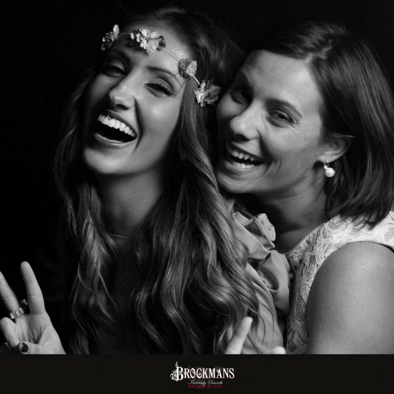 BrockmansGin_es's tweet photo. Ven hoy a #BarRegueira, en Cambre, o Bar @MomVigo, en Vigo y te haremos un book profesional de fotografía. #CaptureNights https://t.co/X5L3cIzong
