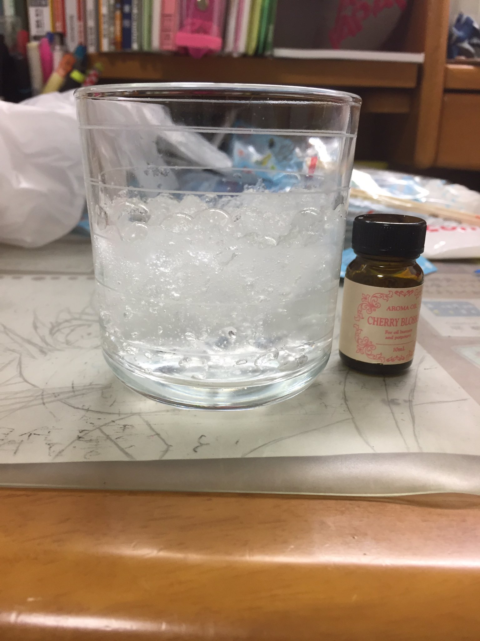 ひろあき Twitterren 100均のもので芳香剤作ってみた 材料 保冷剤 容器 アロマオイル 作るのは簡単でした 今日から自分の部屋に置いとこ 100均diy 芳香剤 T Co I75dtjtd90 Twitter