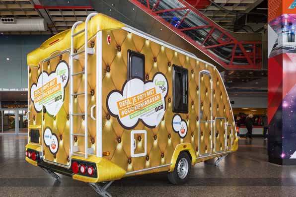 Heb jij al een selfie gemaakt met deze gouden caravan? Doen hoor, je maakt kans op een weekend kamperen. #goudencaravan