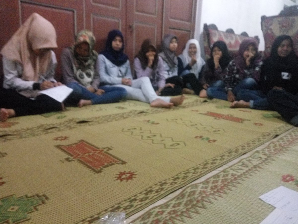CawanPucangan's tweet photo. Rapat pemuda pemudi OTASA di rumah Mbk Hesti 🍻 https://t.co/ODEhauA7eF