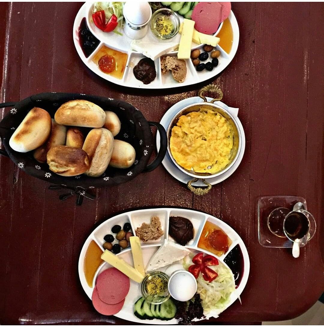 Haftasonu kahvaltı #bigcoffee de güzel. Kahvaltı tabağı 15 TL. Yanında sınırsız çay ikramımız vardır 👍