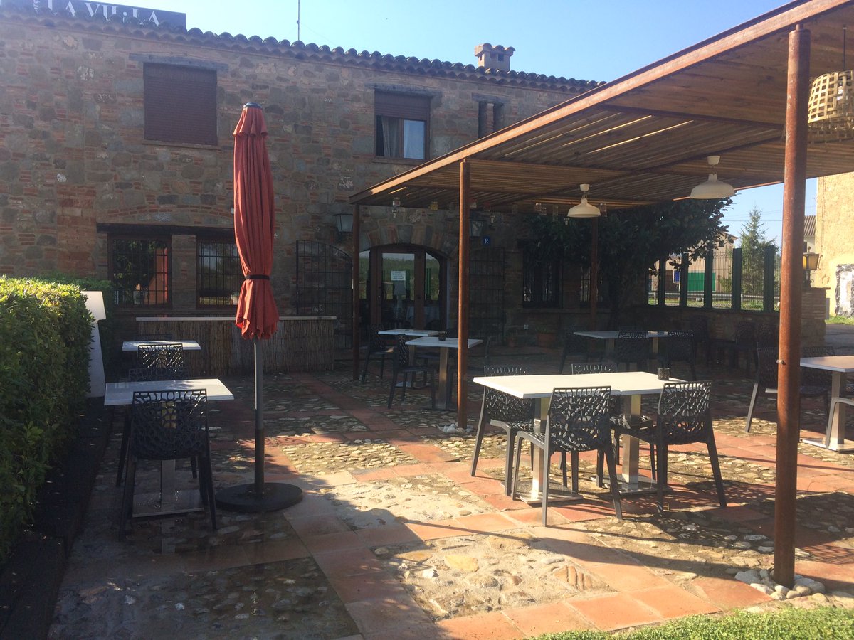 LAVILLADECORSA's tweet photo. Després de pluges, tenim sol, olor d'herba tallada, jardins de color verd.Visita Corçà, un dia al Empordà. https://t.co/H0ECan8zCu
