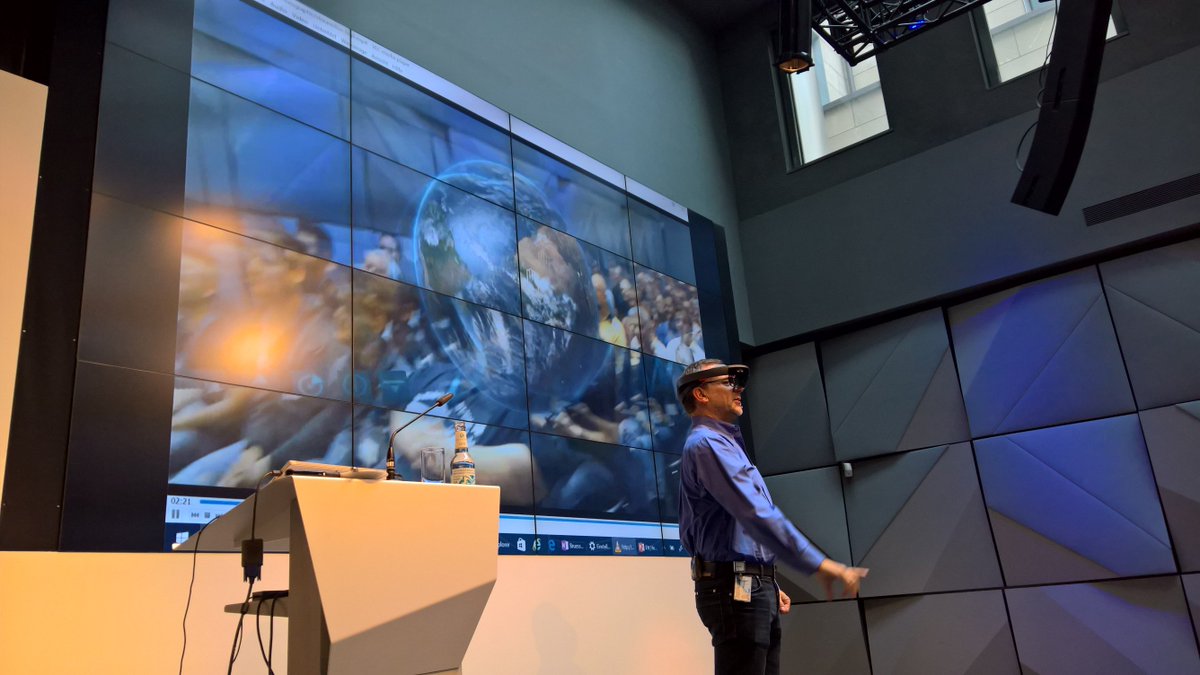 NodeschPro's tweet photo. HoloLens Vorstellung im Microsoft Atrium in Berlin @MicrosoftDE @xboxde #dwc2016 https://t.co/saSsreeJvH