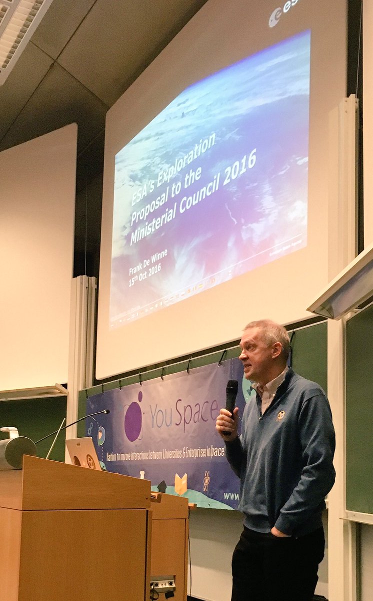 quanahzimmerman's tweet photo. Des #métiers qui font rêver : l'exploration spatiale avec @FrankDeWinne. #YouSpace in @UniversiteLiege #ULg https://t.co/h8YxE4jtsq