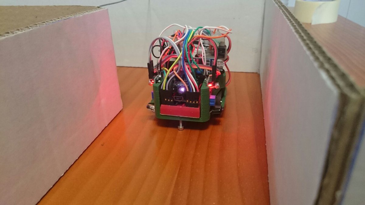 20leunam's tweet image. Comenzando las calibraciones de #ZoroBot con la ayuda de @Alex_Santos7 para el precioso laberinto de la @OSHWDem