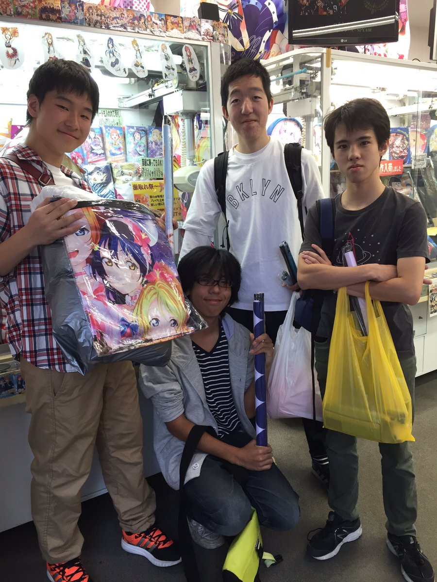 ジョイシティ日本橋店 今日も最高にパリピな4人組が来てくれました みんな いっぱい景品ゲットしてくれてあざっす こんなにロングトークしたのはこの店初やわwww また来てね ٩ W و ファミマは常連w 元委員長のいいバイト先見つかるように祈るw