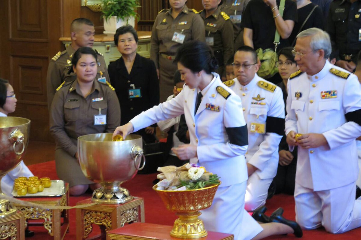 เหล่าผู้นำและอดีตผู้นำร่วมสรงน้ำพระบรมศพ