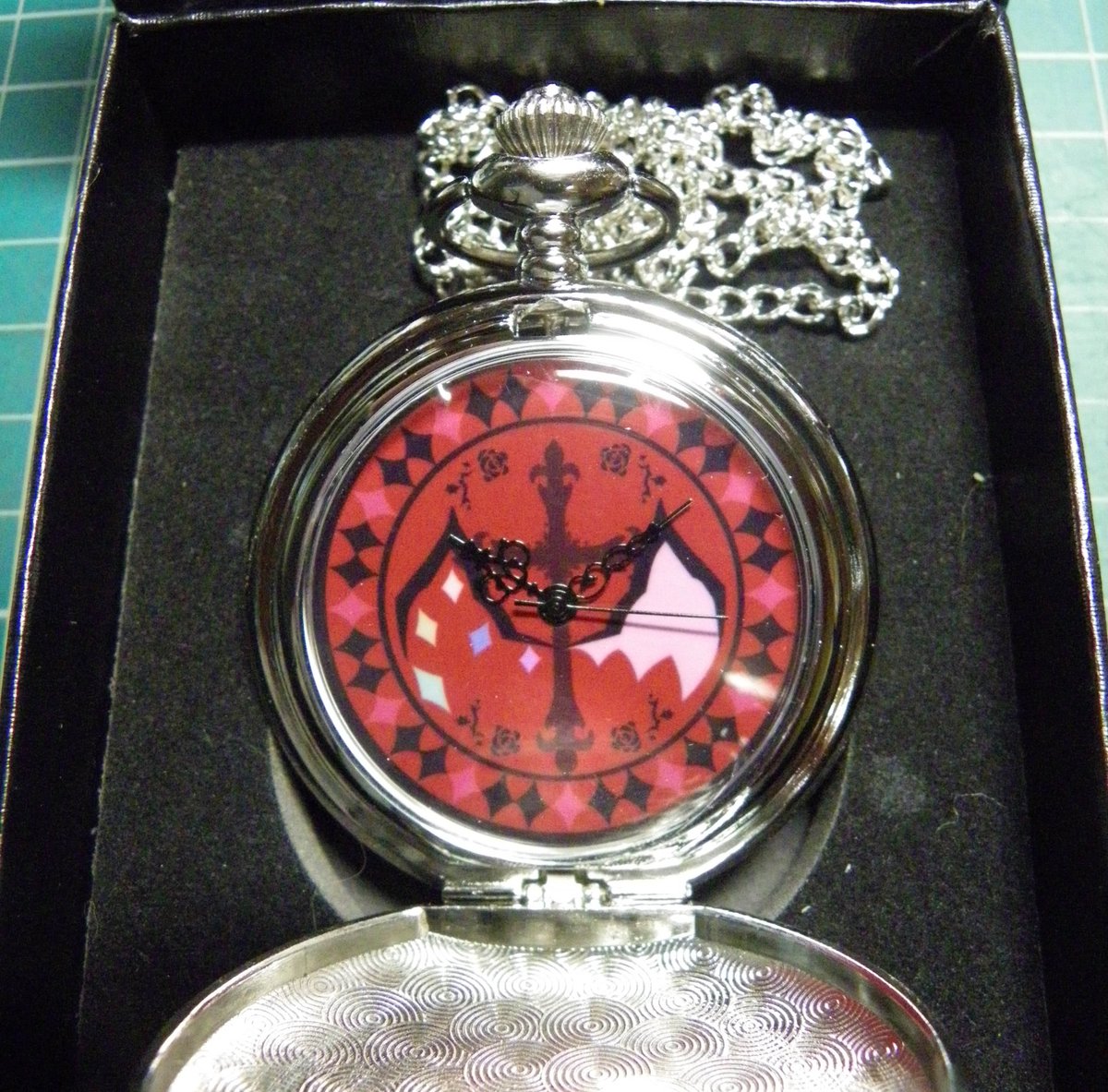 少女まんじゅう コロナに負けない Twitterren 明日 東京ビッグサイトで行われる 秋季例大祭 に参加します 新作は レミリアフラン 懐中時計 手作りウォールポケット 霊夢電波時計 です 懐中のイラストは かさねが担当 頒布数は１０個になります スペース