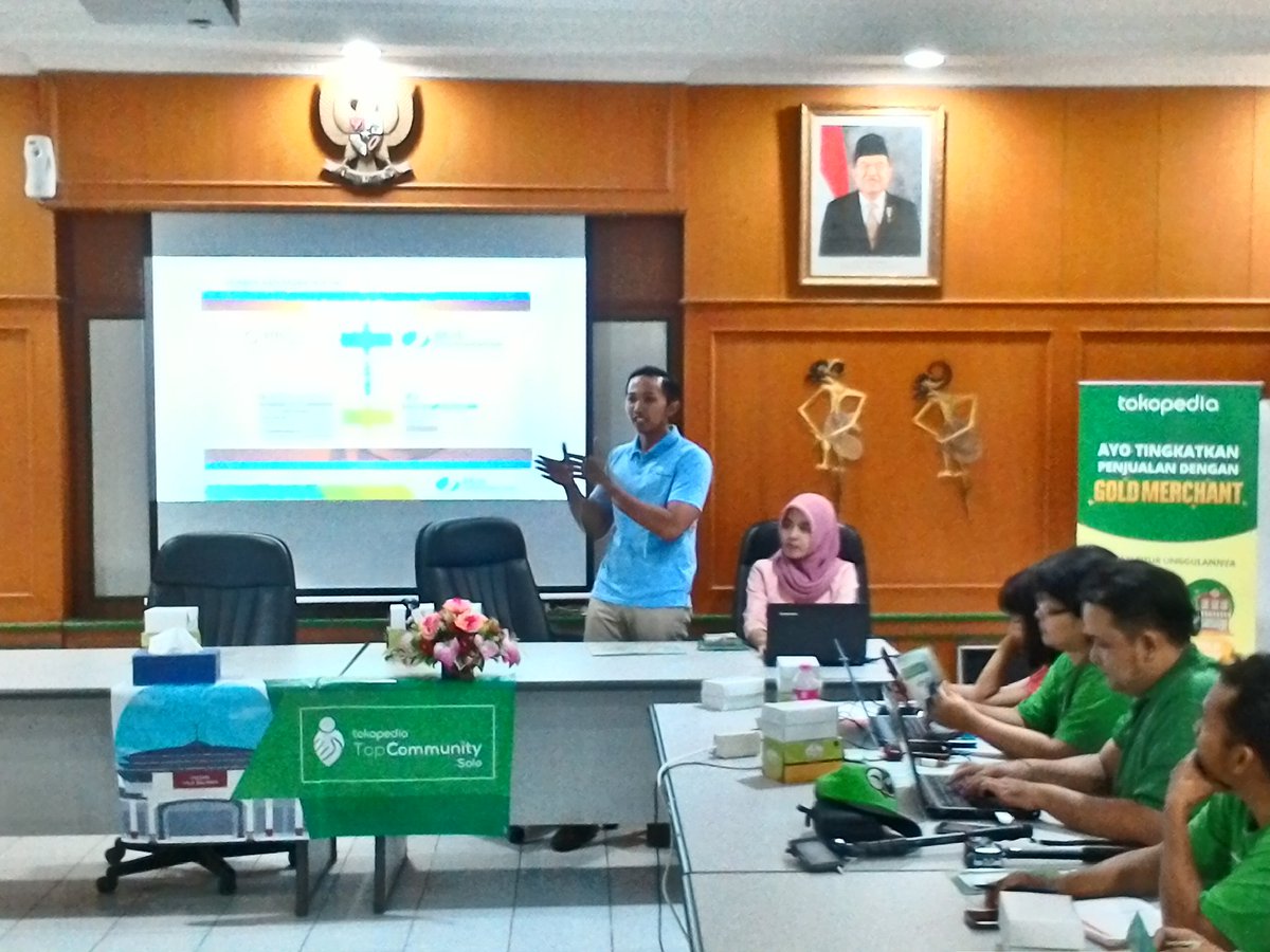 TopComSolo's tweet photo. Kak Haris dr BPJS Ketenagakerjaan Solo sedang menjelaskan sosialisasi tentang apasih BPJS Ketenagakerjaa. #Nobar5 #TopCommunitySolo https://t.co/e3fw3jDN5i