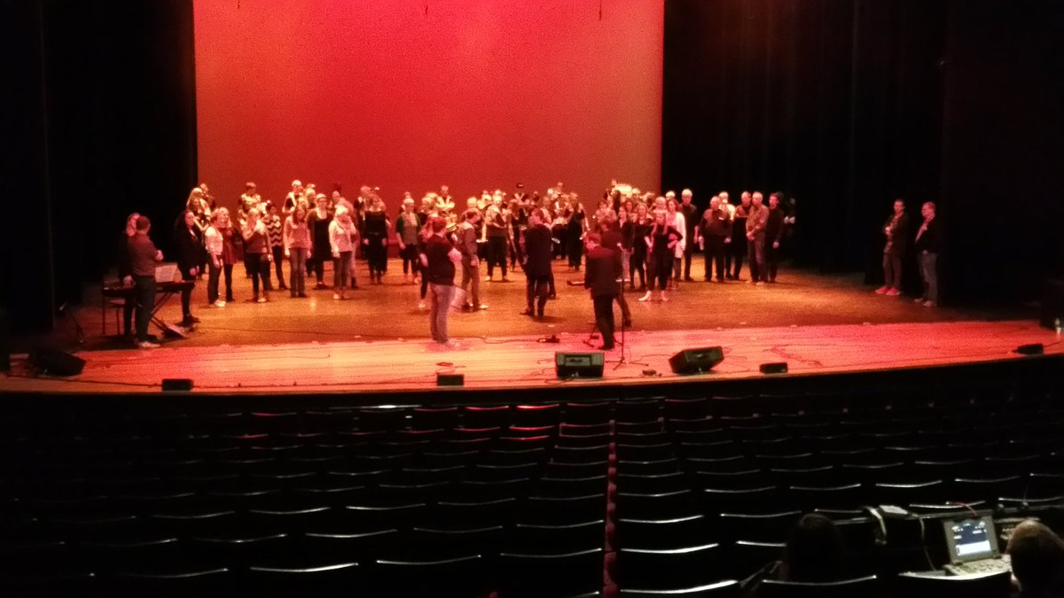 Souncheck is begonnen.. licht en geluid regieafstemmen... <a href="/SsbDeHarmonie/">De Harmonie</a> <a href="/Pasveerkorpsen/">Pasveerkorpsen</a> <a href="/FirstBeatLwd/">Popkoor FirstBeat</a>