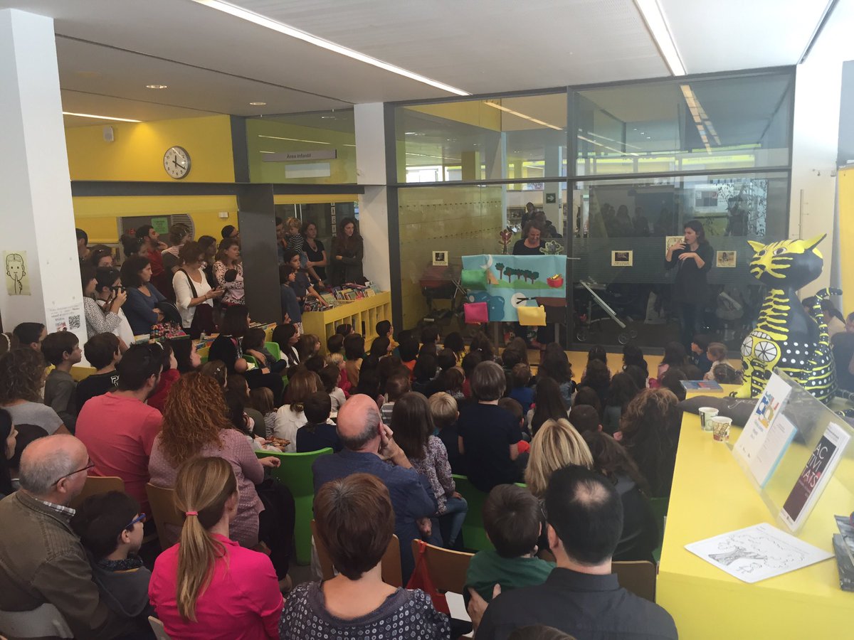 BibliotequesVNG's tweet photo. Hora del conte en llengua de signes! La sala a tope! @GinjolerContes @elcepilanansa #inclusio @bibliotequesXBM @bibliotequescat https://t.co/Y5rBSfDKJ1