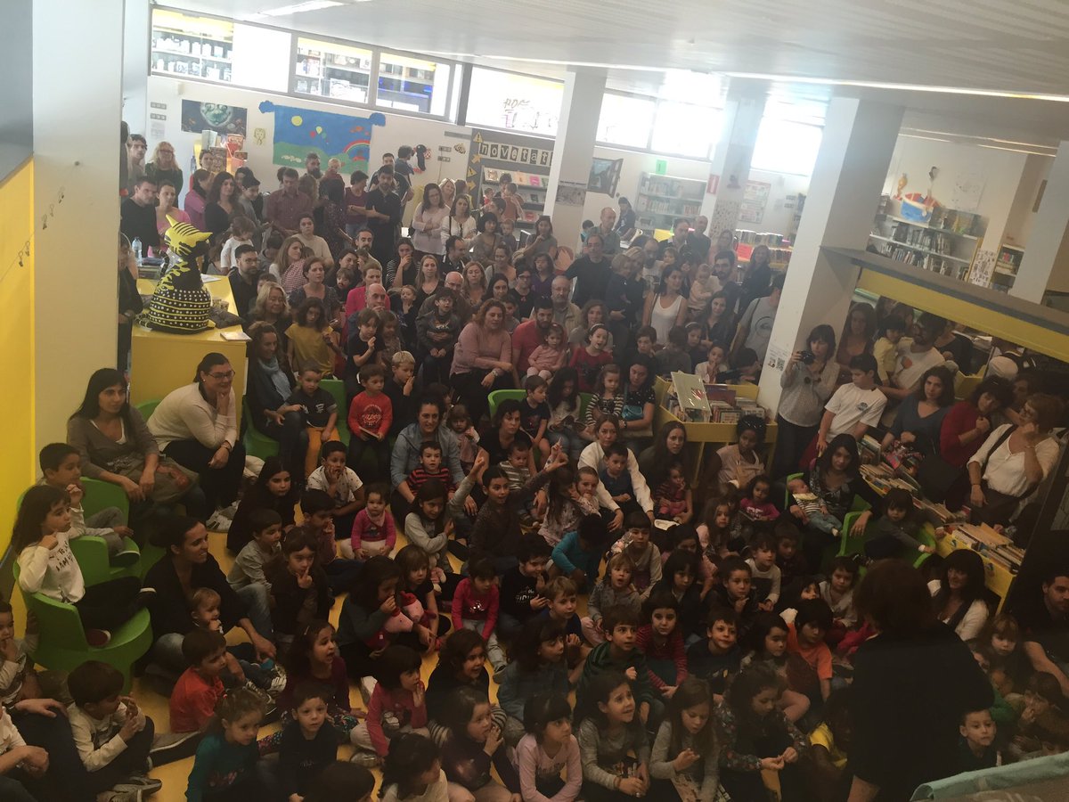 BibliotequesVNG's tweet photo. Hora del conte en llengua de signes! La sala a tope! @GinjolerContes @elcepilanansa #inclusio @bibliotequesXBM @bibliotequescat https://t.co/Y5rBSfDKJ1