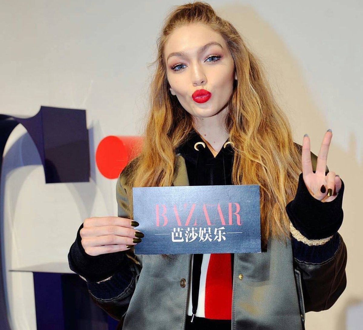 GigiHadidJP's tweet photo. 上海での #TOMMYXGIGI のイベントの際のジジ😻

赤リップがまたまた可愛いです💕
もうすでにジジが愛おしいですね😂👌🏻 https://t.co/jqnn4l4onD