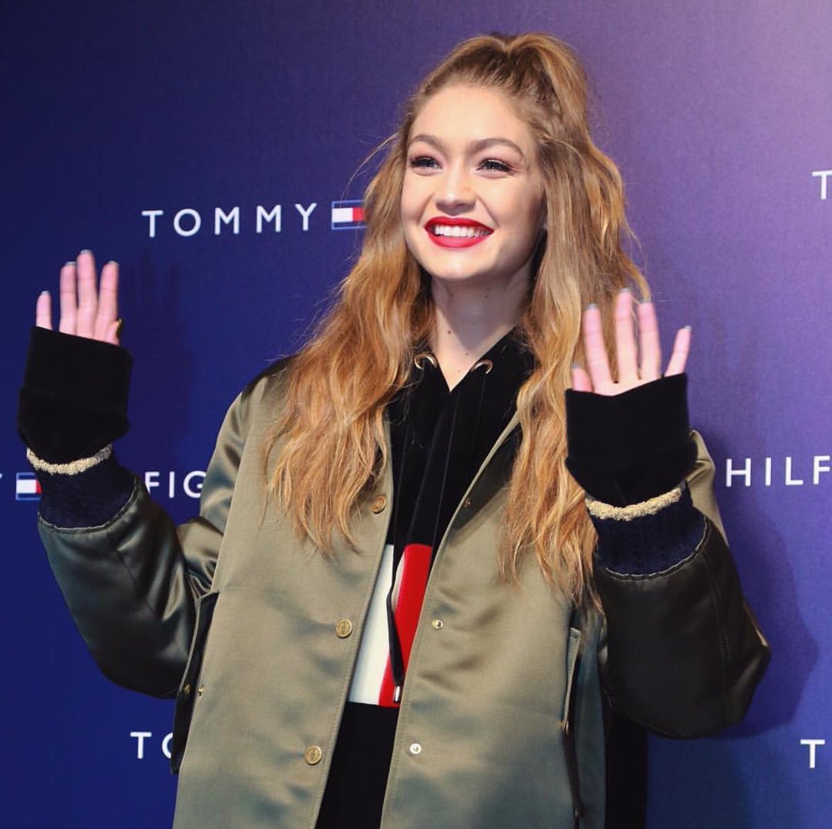 GigiHadidJP's tweet photo. 上海での #TOMMYXGIGI のイベントの際のジジ😻

赤リップがまたまた可愛いです💕
もうすでにジジが愛おしいですね😂👌🏻 https://t.co/jqnn4l4onD