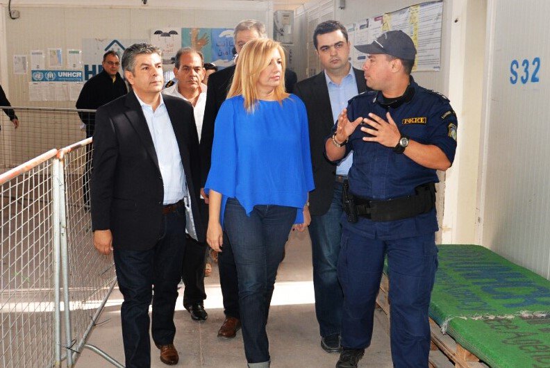 FofiGennimata's tweet photo. Η Χίος &amp; τα νησιά μας έγιναν αποθήκες ψυχών, οι νησιώτες μας δεσμοφύλακες. Πάνω από 4.000 άνθρωποι βρίσκονται στη Χίο αυτή τη στιγμή https://t.co/7R61gU7Pnl