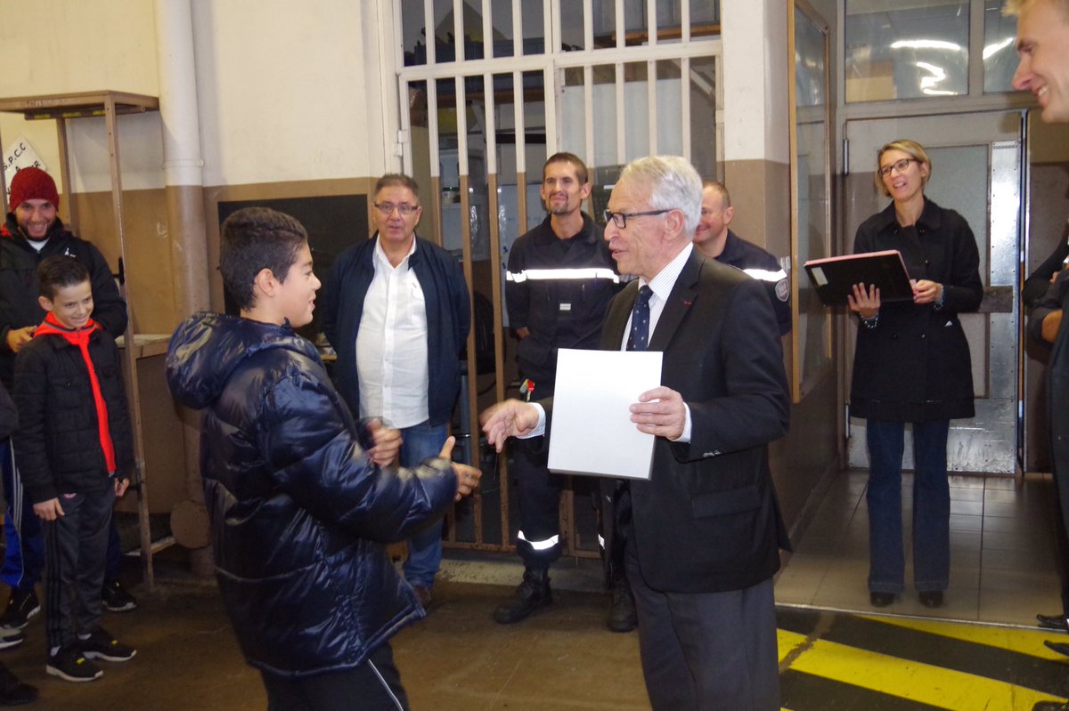 Prefet38's tweet photo. Lancement de la campagne des #GestesQuiSauvent en #isere avec @sdis38 et première remise des attestations https://t.co/uN0oPuXJAW