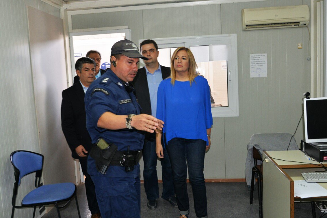 FofiGennimata's tweet photo. Η Χίος &amp; τα νησιά μας έγιναν αποθήκες ψυχών, οι νησιώτες μας δεσμοφύλακες. Πάνω από 4.000 άνθρωποι βρίσκονται στη Χίο αυτή τη στιγμή https://t.co/7R61gU7Pnl