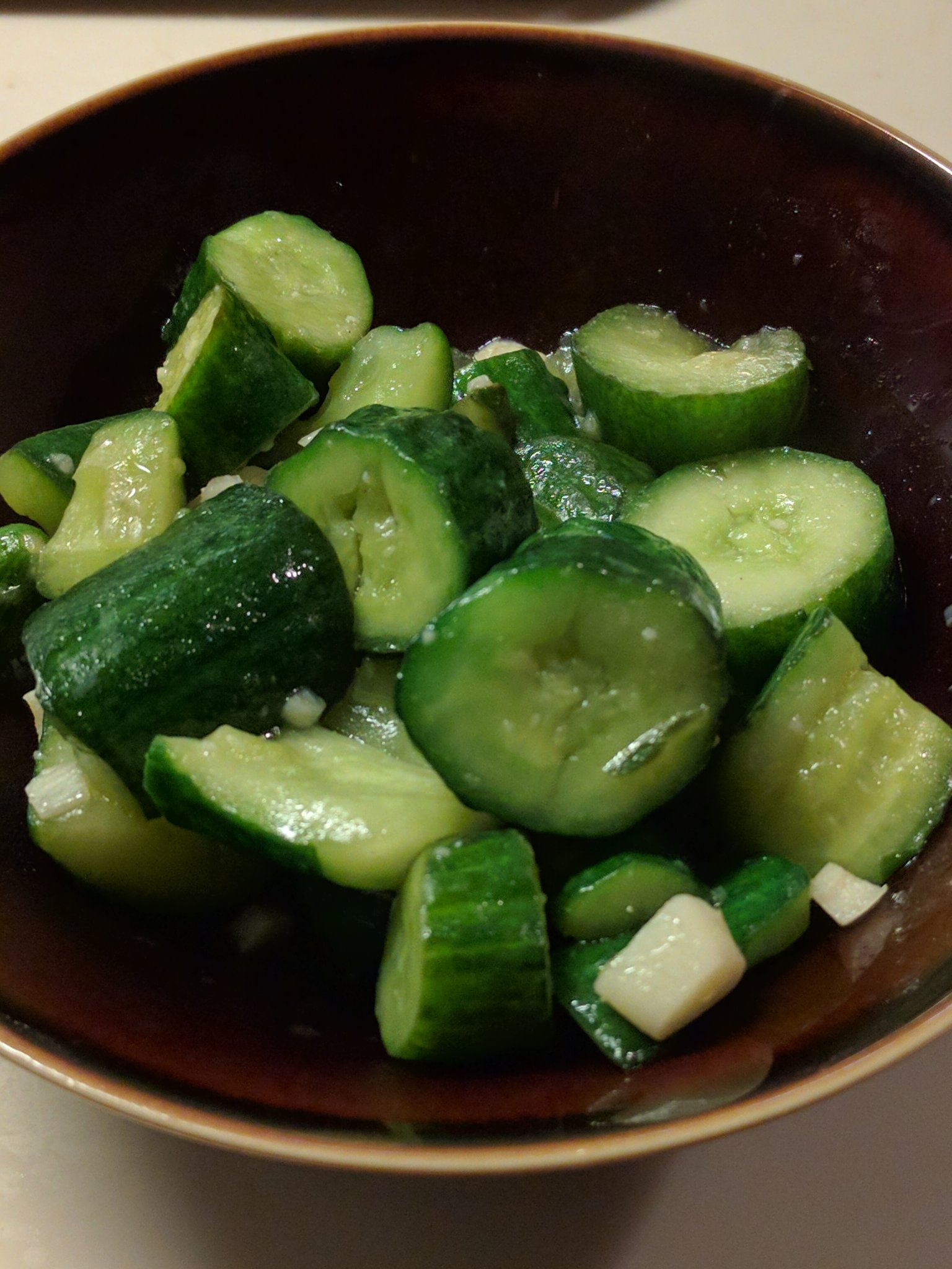 モフ子 No Twitter キュウリの炒め物 瓶などでぶっ叩いたキュウリをざく切りにして塩もみ 適当に水気を切ったら熱したごま油でにんにくのみじん切りを炒めてから塩もみしたキュウリを投入 紹興酒と粉末鶏ガラスープか 創味シャンタン等で味付けをして紹興酒の