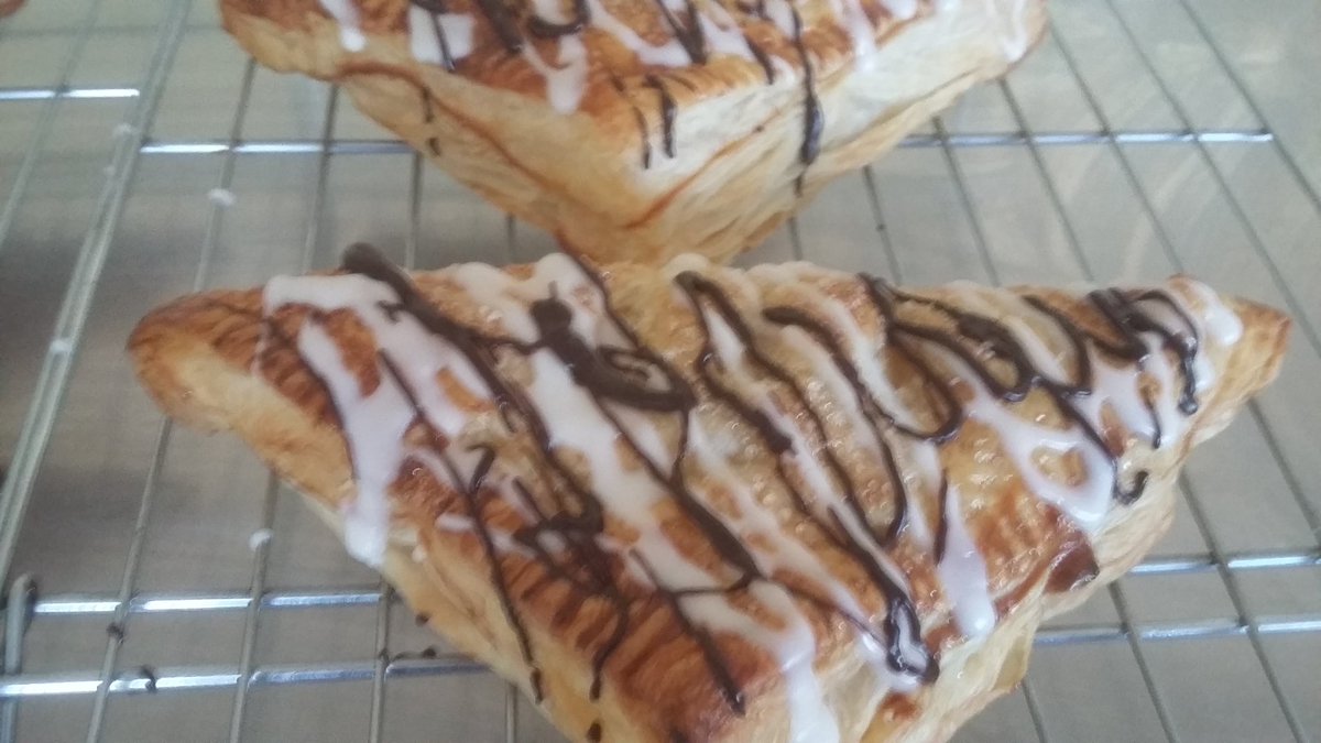 craggscakes1's tweet photo. Two chances to catch up with us this weekend @MytholmroydArts @hebdenbridgefarmersmarket  New treats #yorkshireapple https://t.co/G9nVtkzoRj