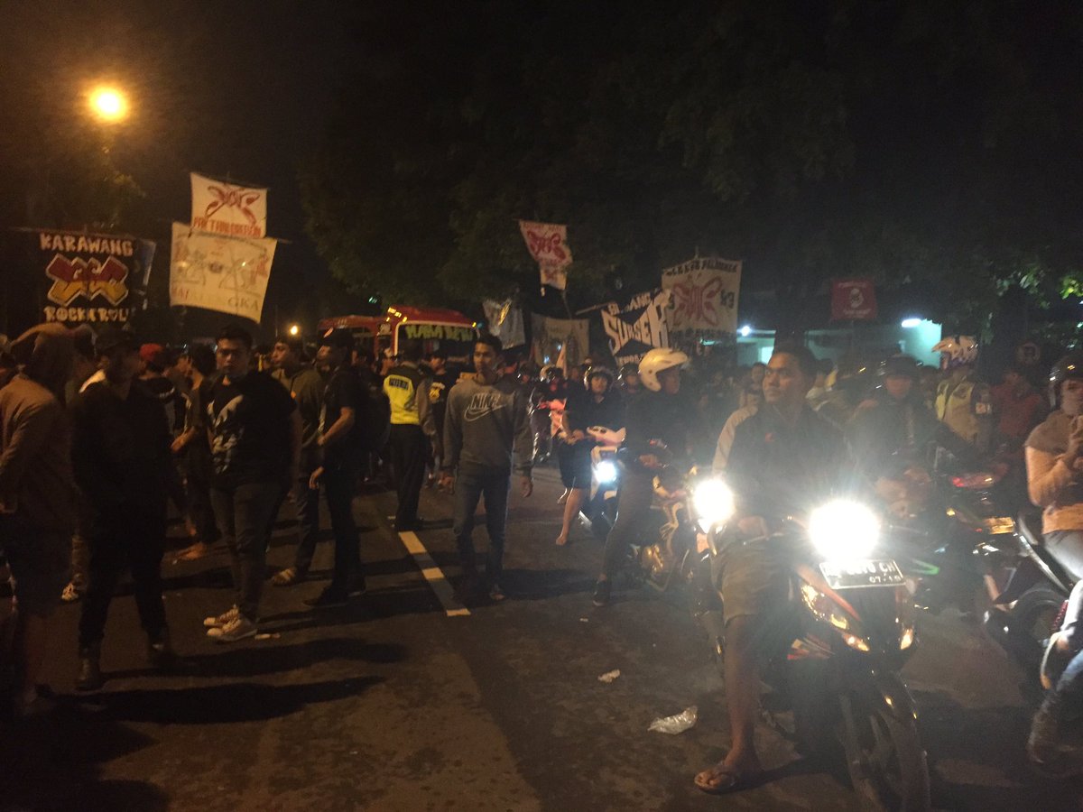 SeputarEvent's tweet photo. Antrian masuk penonton #ngeSlankRameRame yg dateng dr segala penjuru utk menyaksikan @slankdotcom di std. Kridosono, jogja #LivetweetSE https://t.co/GRAAtiEo25