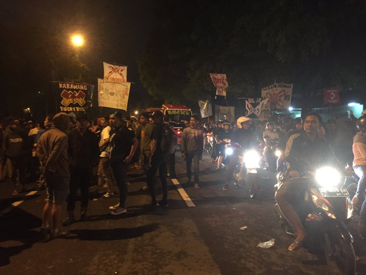 SeputarEvent's tweet photo. Antrian masuk penonton #ngeSlankRameRame yg dateng dr segala penjuru utk menyaksikan @slankdotcom di std. Kridosono, jogja #LivetweetSE https://t.co/GRAAtiEo25