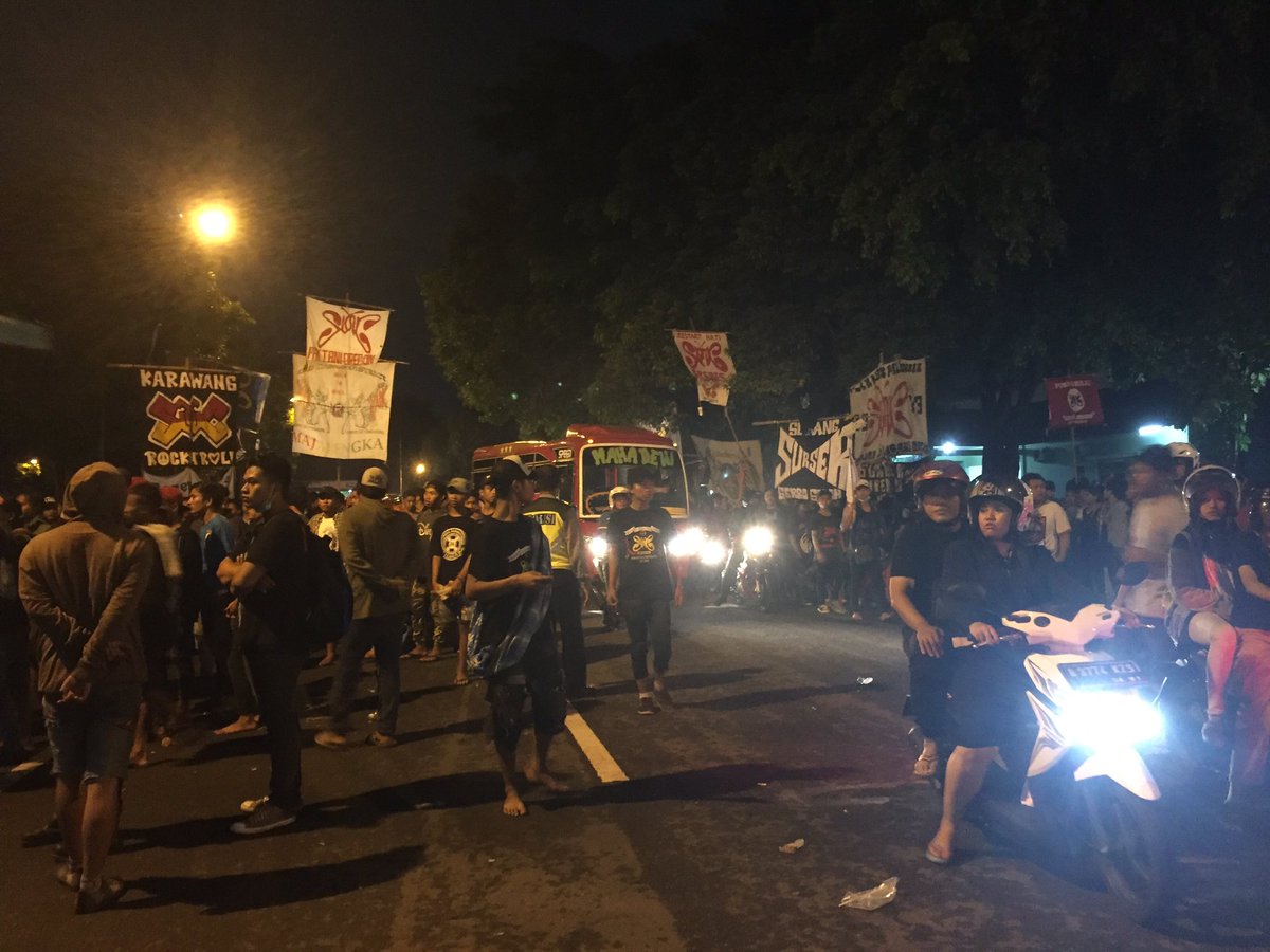 SeputarEvent's tweet photo. Antrian masuk penonton #ngeSlankRameRame yg dateng dr segala penjuru utk menyaksikan @slankdotcom di std. Kridosono, jogja #LivetweetSE https://t.co/GRAAtiEo25
