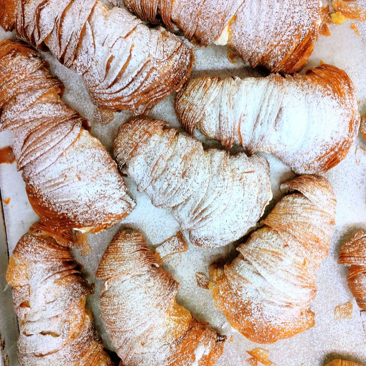 fornocultura's tweet photo. Colazione fatta semplicemente #apolline #codediaragosta alla crema #pasticcera chantilly #fornocultura #kingstw #TO https://t.co/PnbKYu4oGv