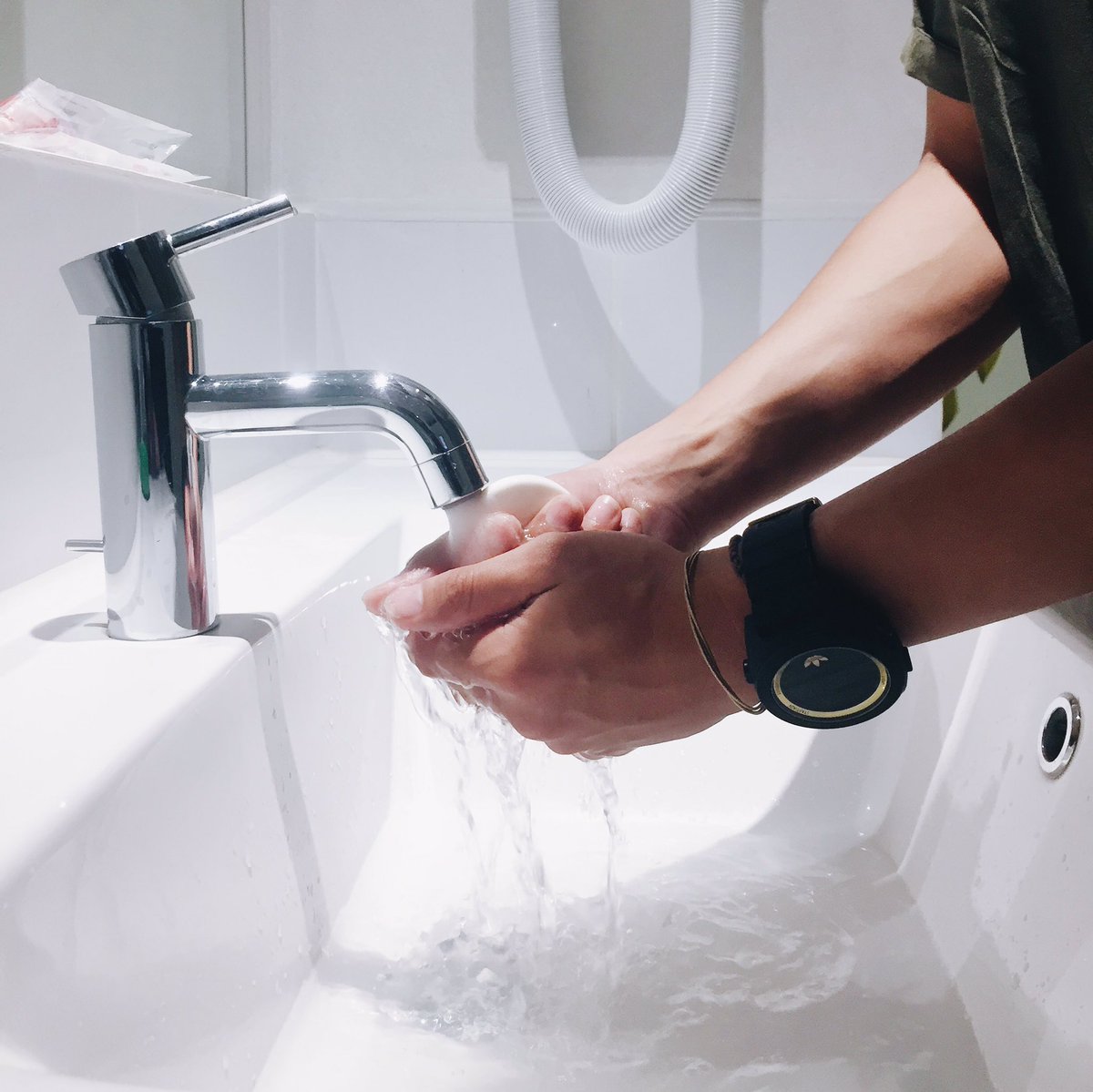 bismakarisma's tweet photo. Kuman, kamu musuhan dulu ya. Nanti cantelan lagi boleh deh. Hari ini #GlobalHandwashingDay https://t.co/2pppxuPCuv
