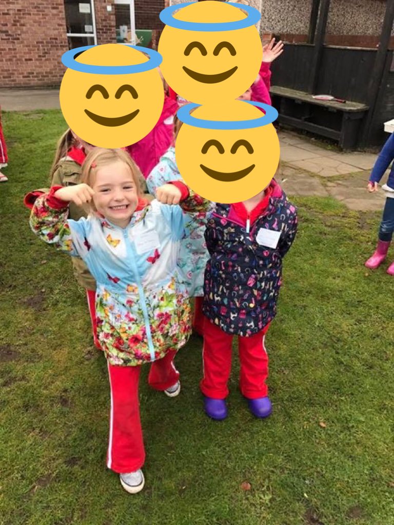 rebeccareeve's tweet photo. Why does #princessliv look ready to spar when all other girls are waving @Reeveo12 👊🏼👊🏼😱 https://t.co/ZkCDZ4kIGm