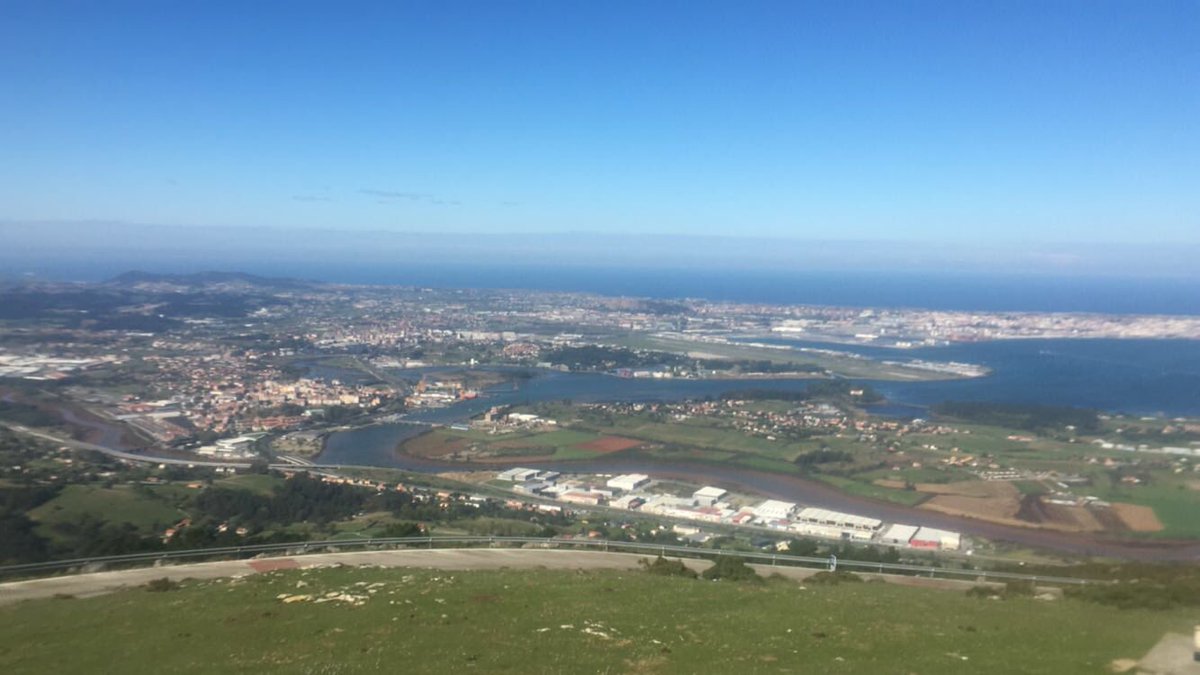 elmundotrail's tweet photo. Nuestros traileros y andarines tendrán mañana estas vistas desde Peña Cabarga ¿Aún no te has apuntado? 😳😍😊 #WildTrail #MundoTrail https://t.co/rITPNBiYVg