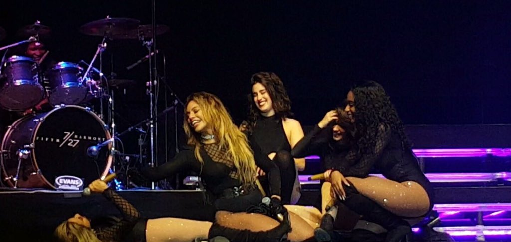 sacdoflop's tweet photo. Eu não sei se eu salvei essas fotos ou essas fotos me salvaram 

FAROFEIRAS VOTANDO
#FifthHarmony #MPN https://t.co/mKAdYzlaF7