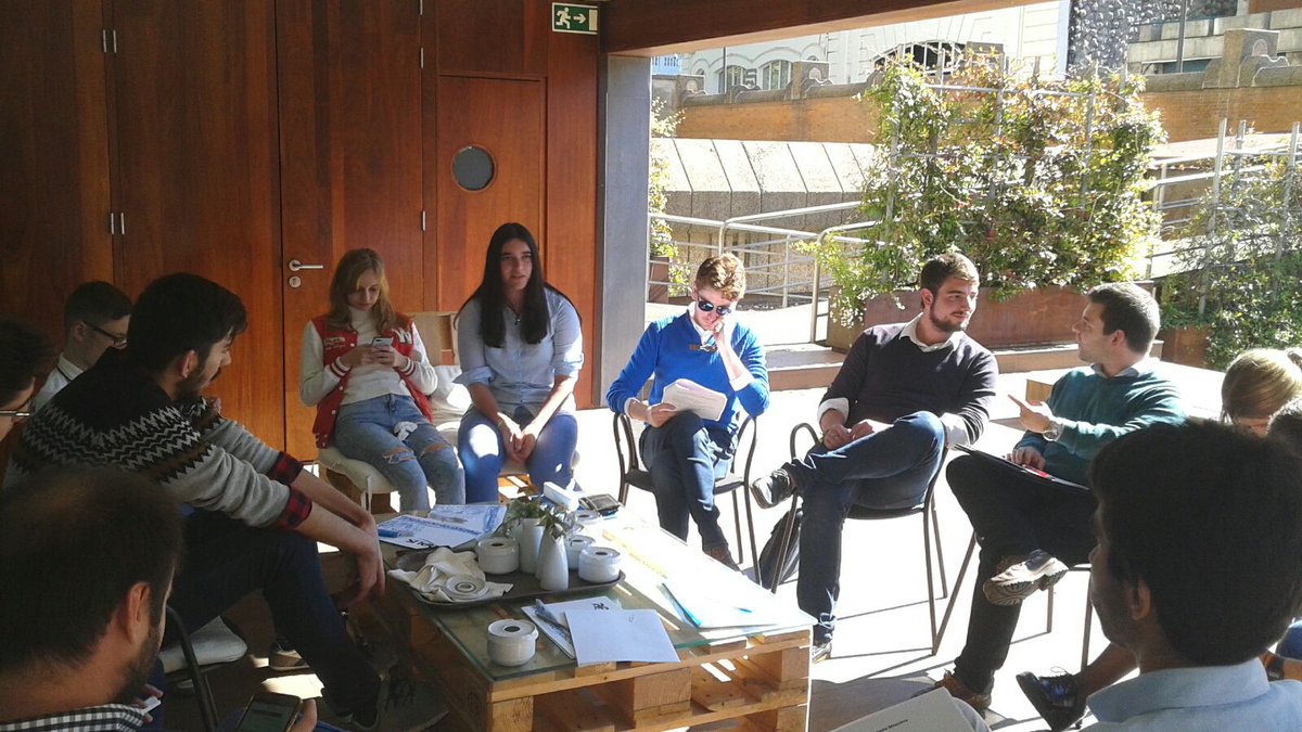 Nuestra delegación, trabajando con los compañeros de otras comunidades por mejorar el futuro de los jóvenes universitarios. #IEscuelaDeUDEC