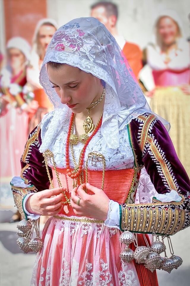 わたあめ お勉強しますなりよ 左 イタリア サルディーニャの民族衣装 右 チュヴァシ共和国 ロシア連邦の民族衣装 可愛い