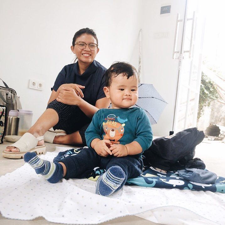 rahneputri's tweet photo. Picnic with the little boss in our unfinished house ๐ก๐ถ๐ป #cohousing #dfhousing #ryhouse https://t.co/Sz4Meq3ppC https://t.co/g4JMXGymRJ