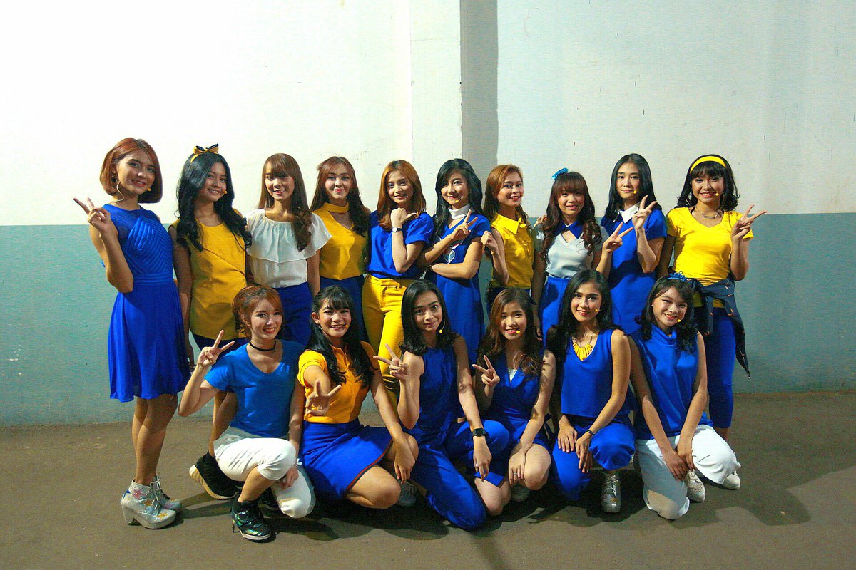 WeCanBeWinners's tweet photo. Foto bareng @teenebelle_ID tadi abis perfom 😘 #CherrybelleAtISOPHORIA https://t.co/ZAqIwaYgIo