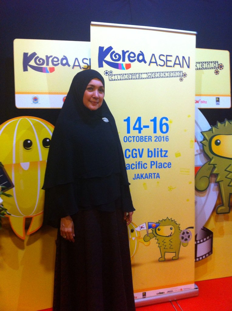 KACW_FilmFest's tweet photo. Terima kasih Ibu Henidar Amroe telah hadir di pemutaran Kalam-Kalam Langit hari ini #KACW2016 https://t.co/svVI5ydiJV