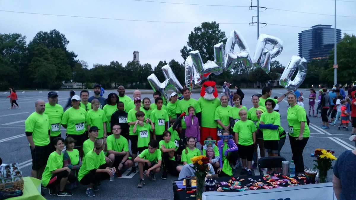 RJPilkenton's tweet photo. Howie &amp; the #HowardSchool  team ready for the #Dyslexia  Dash 5k this morning. Go fast! https://t.co/rifHJDmakh