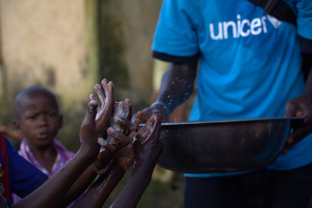 UN_News_Centre's tweet image. The simple act of #handwashing with soap curbs spread of disease &amp;amp; save children's lives. bit.ly/2dhKZEg #GlobalHandwashingDay