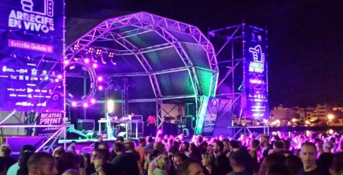 We_Are_Not_Djs's tweet photo. Gracias Arrecife!!! Anoche de tanto botar desplazamos Lanzarote unos cms... Un placer!!! #AEV2016 @ArrecifeenVivo #Arrecife #lanzarote2016 https://t.co/m1iTUHvmJE