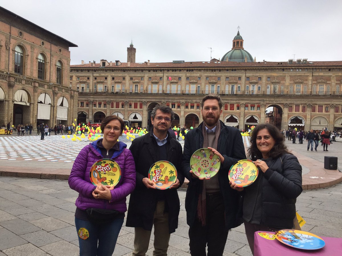 EmilBanca's tweet image. Mentre piazza Maggiore si trasforma in campo di grano,anche @matteolepore e @andrea_segre sono qui a seminare solidarietà #InthenameofAfrica