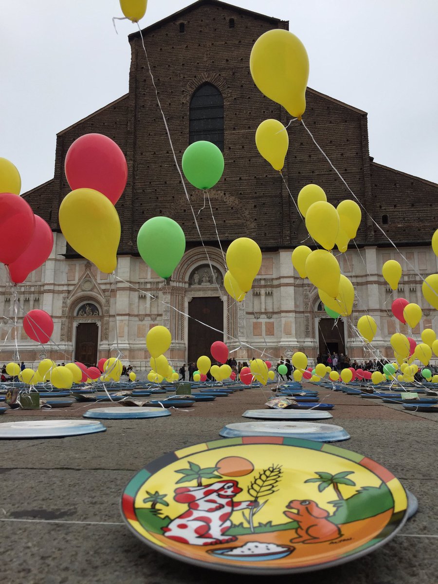 EmilBanca's tweet image. Mentre piazza Maggiore si trasforma in campo di grano,anche @matteolepore e @andrea_segre sono qui a seminare solidarietà #InthenameofAfrica