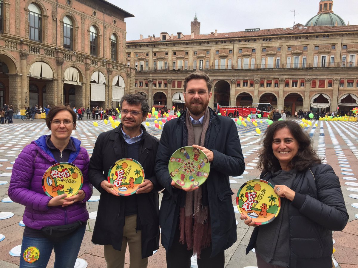 EmilBanca's tweet image. Mentre piazza Maggiore si trasforma in campo di grano,anche @matteolepore e @andrea_segre sono qui a seminare solidarietà #InthenameofAfrica