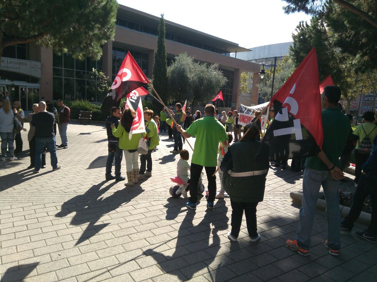 La plantilla de #HelechosEnLucha y el pueblo digno de #Leganes de nuevo en la calle.
Próximo jueves #20Oct nueva jornada de #HuelgaHelechos
