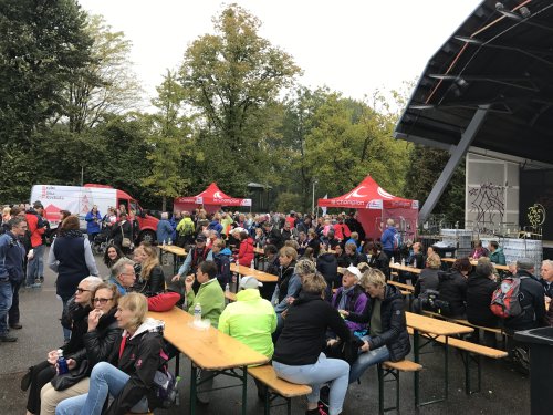AdamCityWalk's tweet photo. Drukte bij rustplek Vondelpark #acw16 #wandelen #wandeltocht https://t.co/DyaS4qLgLG