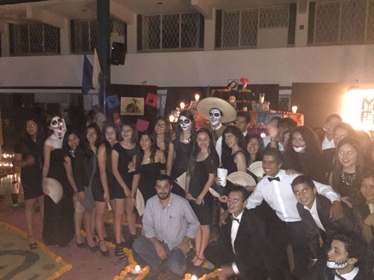 AlexJmnz12's tweet photo. Ya casi #DiaDeMuertosCDMX #GDL #UltimoAño #Altares2016 https://t.co/XfqLeozv3B