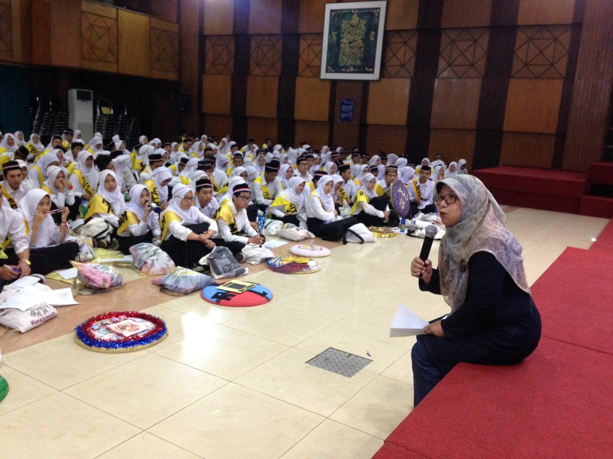 Pemateri sedang menjelaskan manajemen stress #ppmb #unisba #ekonomi #spectrum