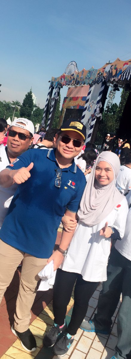 putriprisaa's tweet photo. Mandiri Karnaval #mandirians #workingatmandiri at #mandirikarnaval #wiramida @bankmandiri lagi hamil akhirnya bisa foto sama pak tika https://t.co/YQITHdERcB