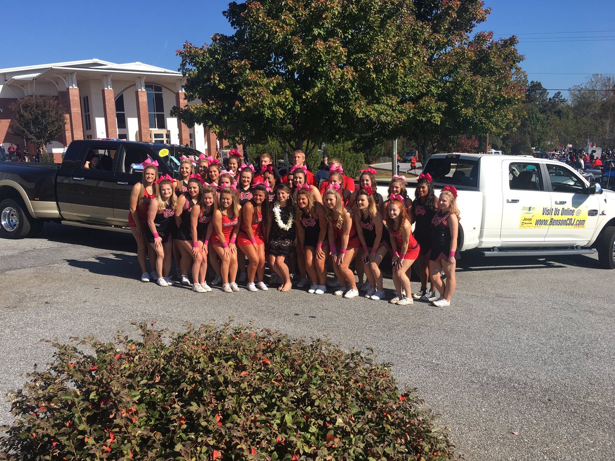 NGUcheer's tweet photo. What a great Homecoming!!! Megan did a wonderful job representing us and NGU football killed it and won 34-30!!!!! https://t.co/RTYakqFhLF
